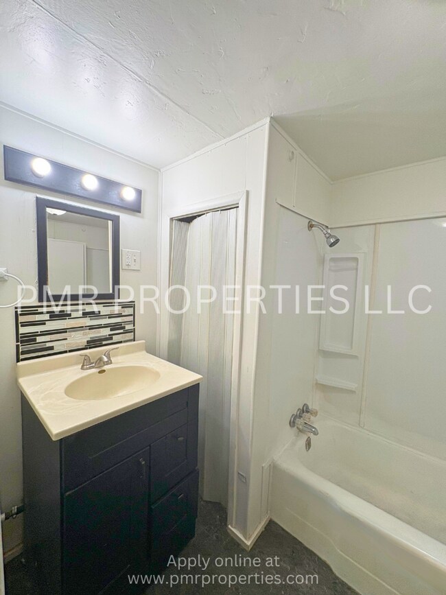 Foto del edificio - 2 Bedrooms / 1 Bathroom House