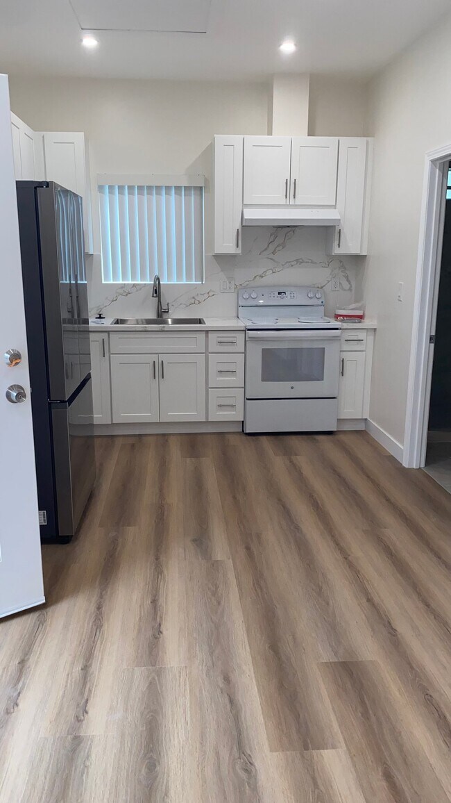 Foto del edificio - 1610 N Kingsley Dr