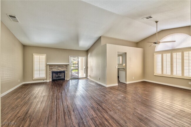 Building Photo - 5 Fantasia Ln