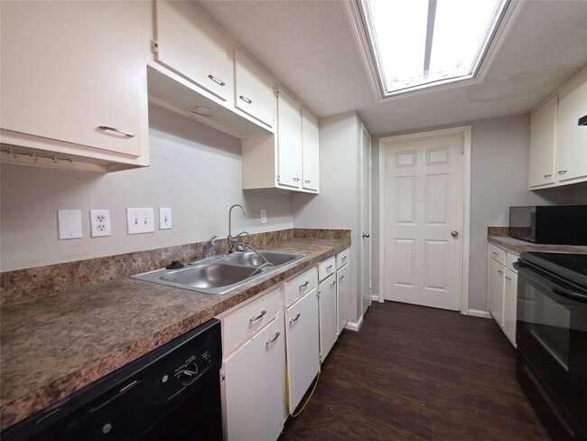 Building Photo - 9814 Kiwi Ln