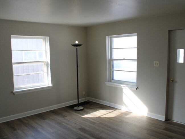 Foto del edificio - 483 S Military Rd