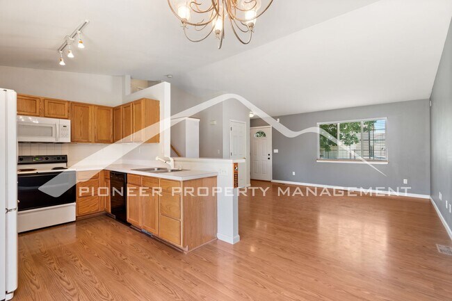 Foto del edificio - Spacious Home with Large Fenced Backyard a...