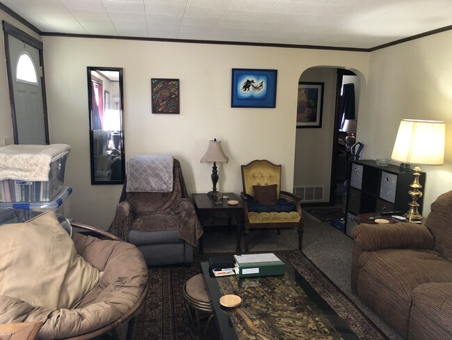 La mitad trasera de la sala de estar (la mitad delantera está junto a la cocina/comedor) - 272 Willowdale Rd