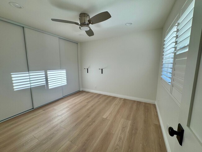 Foto del edificio - Nicely upgraded Townhome is East Simi