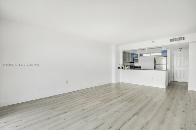 Foto del edificio - 650 NE 64th St
