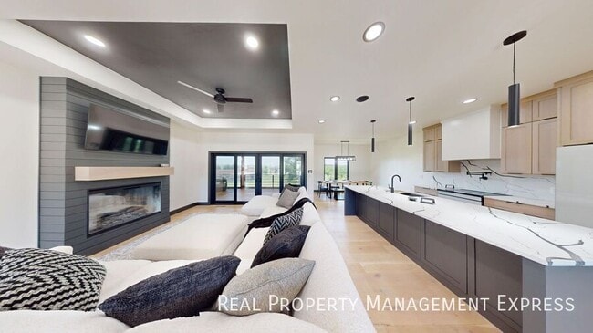 Foto del edificio - 313 N Red Spruce Ave