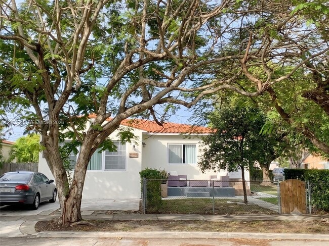 Building Photo - 811 SW 11th St