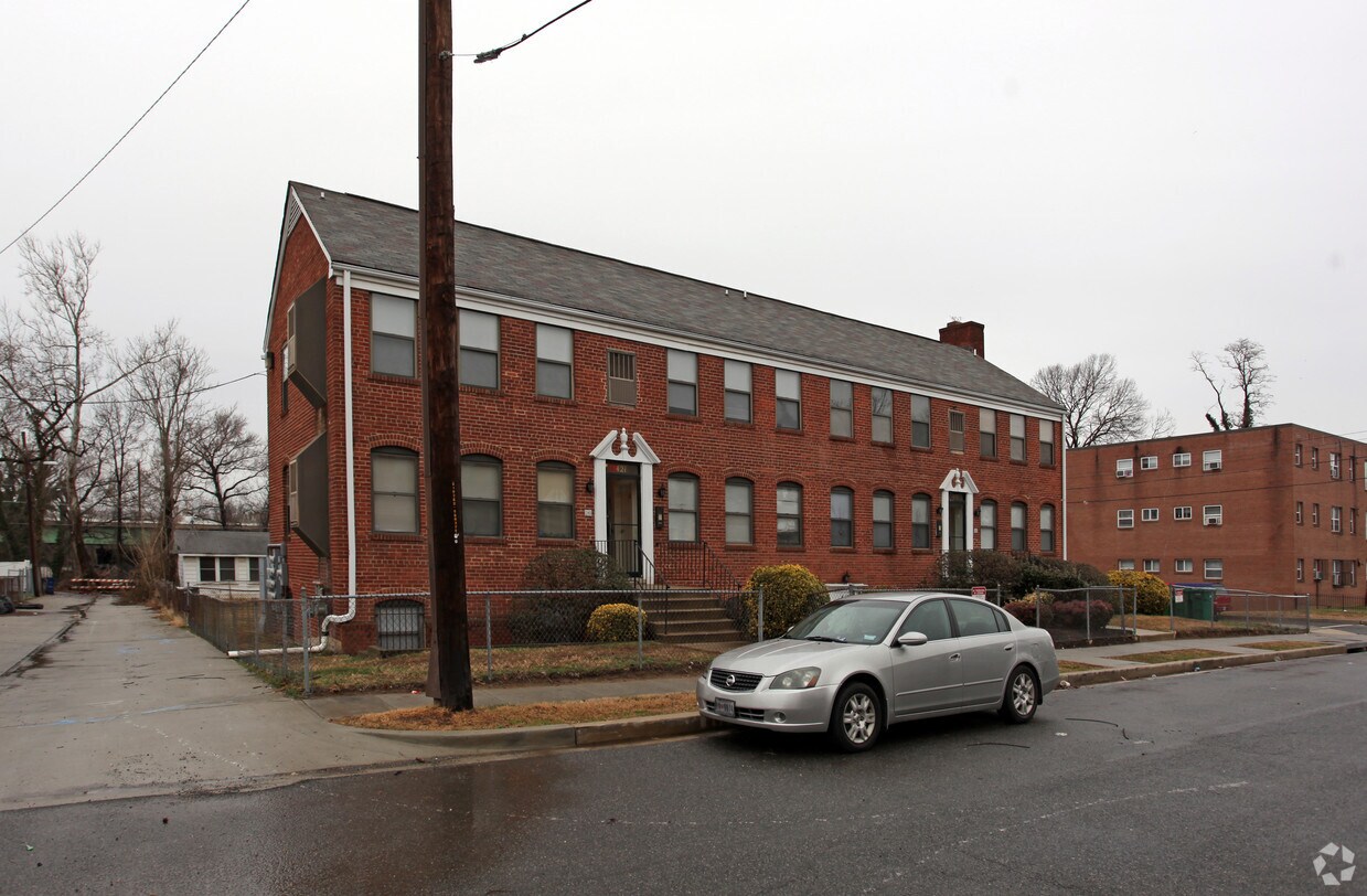 Building Photo - 419-421 32nd St SE