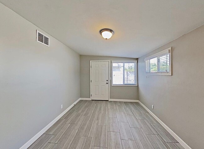 Building Photo - 420 E Tulane Dr