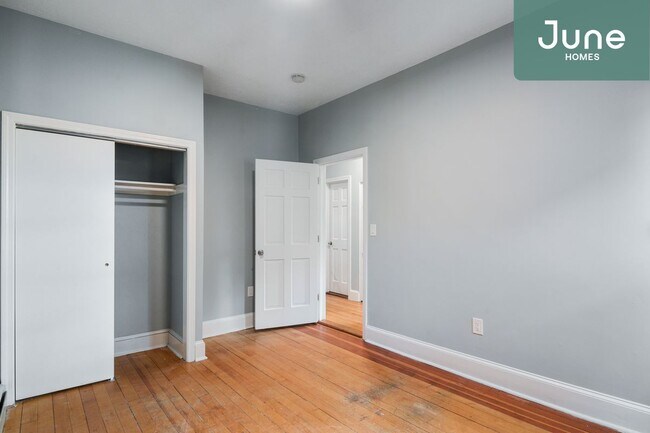 Foto del edificio - Full room in 4-bed/1.5-bath Home