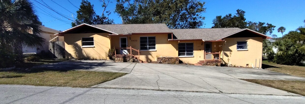 Primary Photo - 2/1 Oversized Apartment