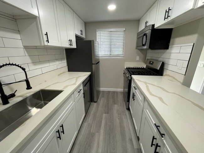 Building Photo - MUST SEE!  Renovated Townhome in Lemon Gro...