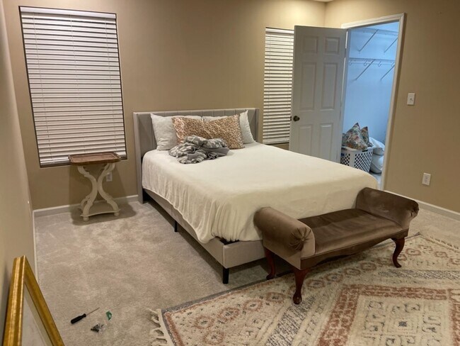 Foto del edificio - 253 Riverrun Dr