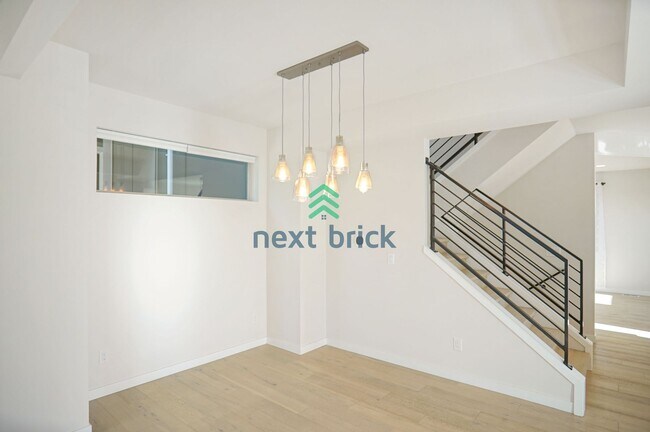 Building Photo - 4 Bed 4 Bath for Rent in Kirkland!