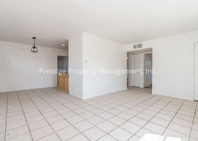 Building Photo - Charming, Updated  Brick Home in Central Tucson with Huge Yard!