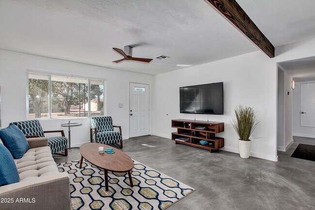 Foto del edificio - 7034 E Wilshire Dr