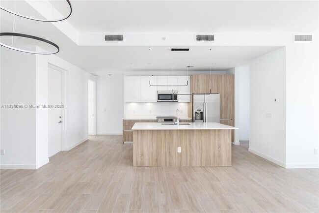 Foto del edificio - 545 SW 11th St