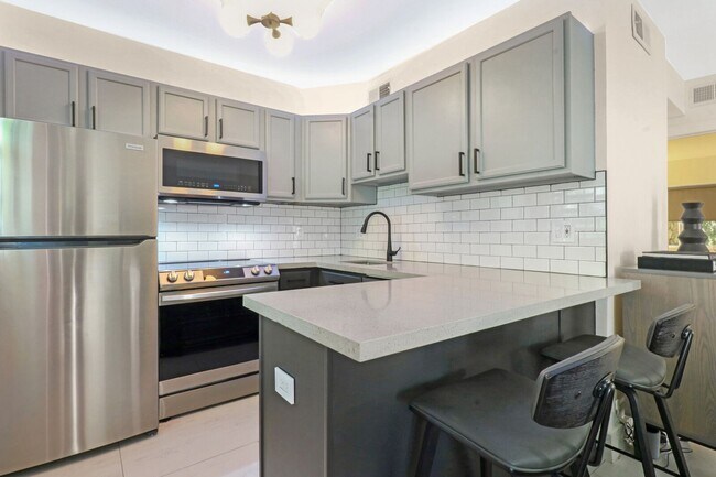 Foto del edificio - STYLISH 2 BED 1 BATH IN WILTON MANORS