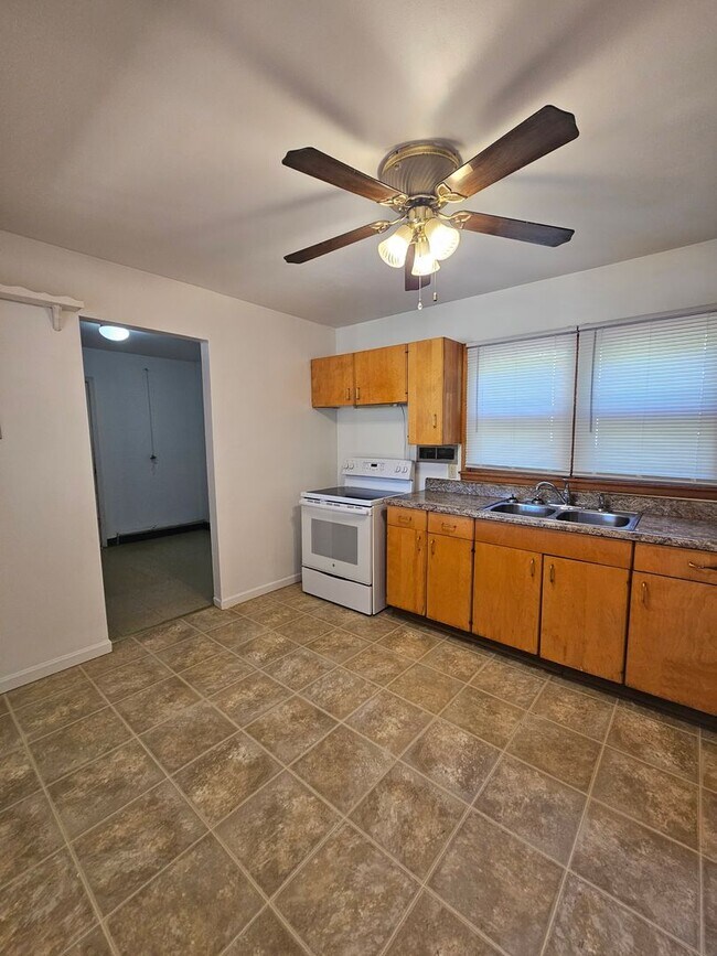 Foto del edificio - 3 BD | 1 BA | HOUSE | ATTACHED GARAGE | SO...