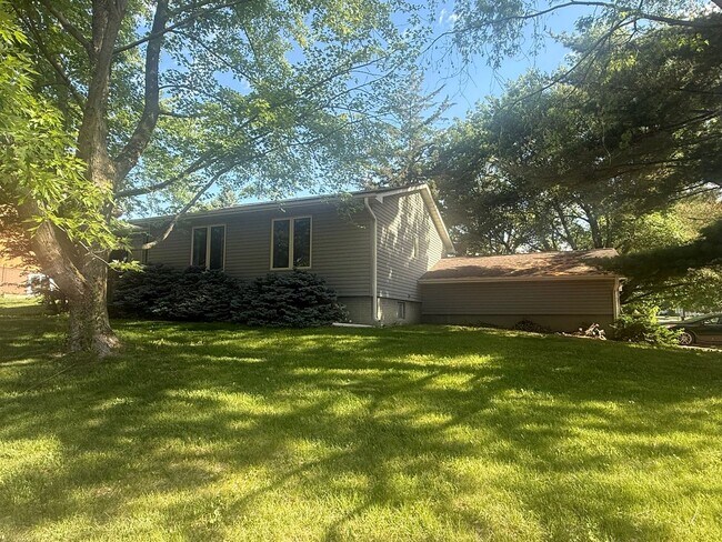 Building Photo - New Listing - 4 Bedroom House on Iowa City Westside on Sunset