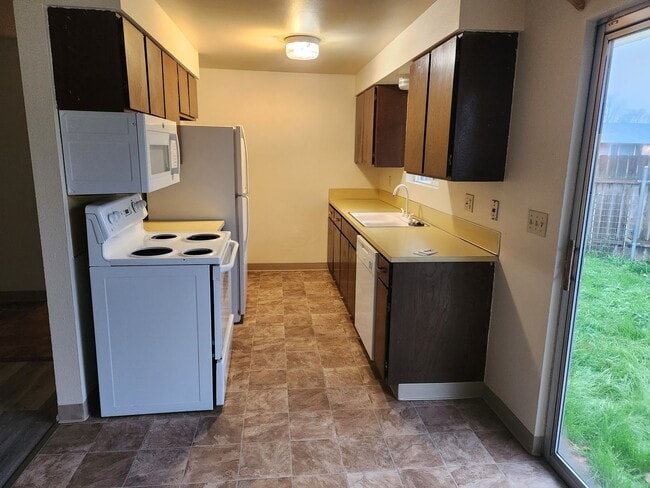 Building Photo - Zou 1315 Duplex