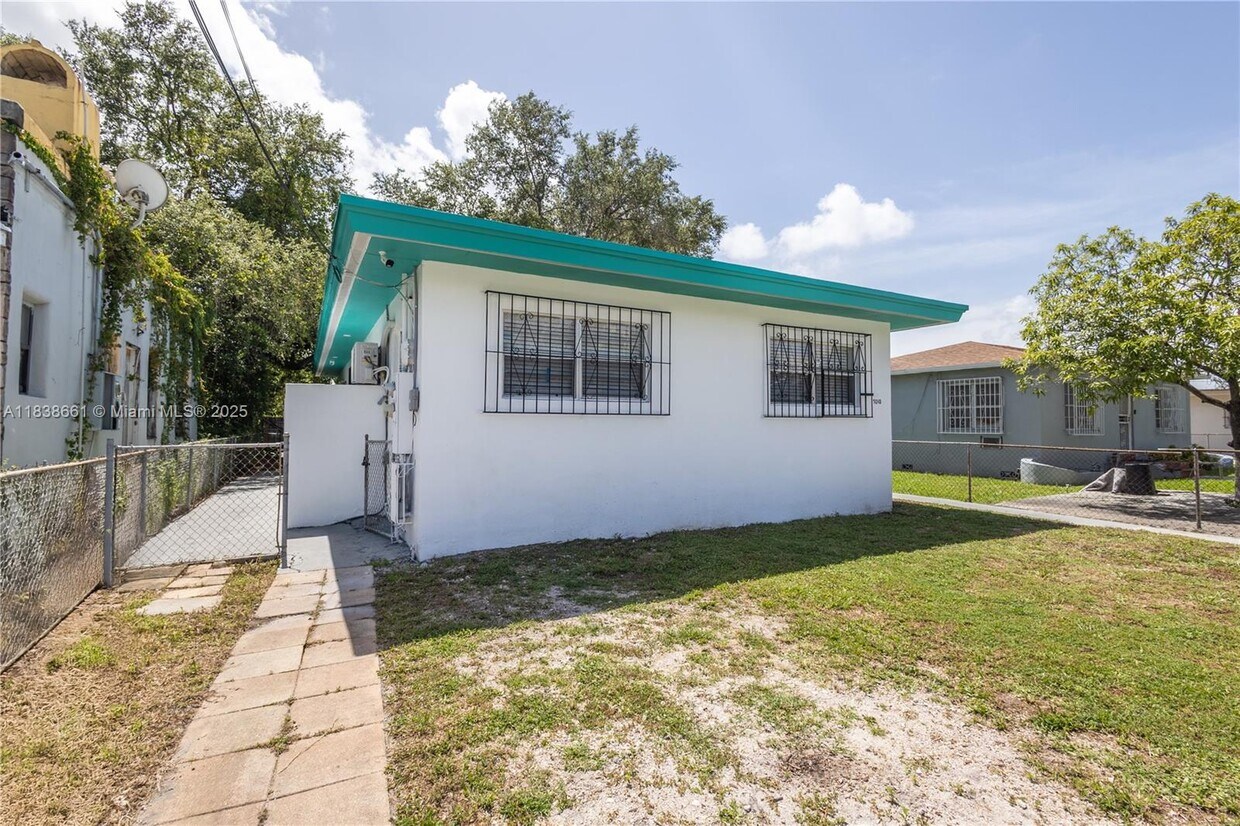Foto principal - 7010 NW 5th Pl