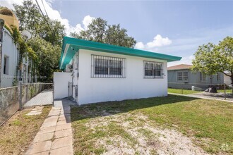 Building Photo - 7010 NW 5th Pl
