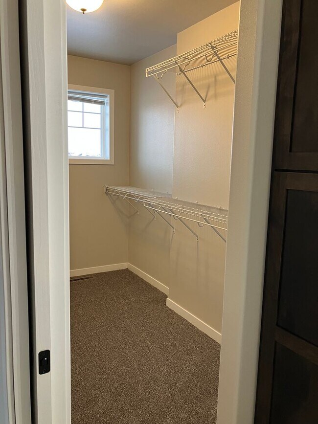 Building Photo - 4 Bed 2 1/2 Bath