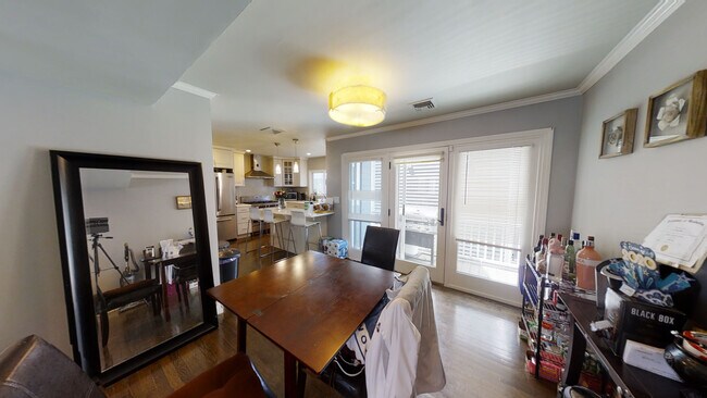 Foto del edificio - 329 W 4th St