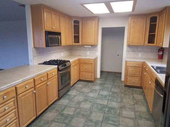 Building Photo - 326 Hill Top Dr