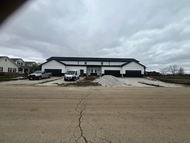 Building Photo - 1323 Sioux Turn