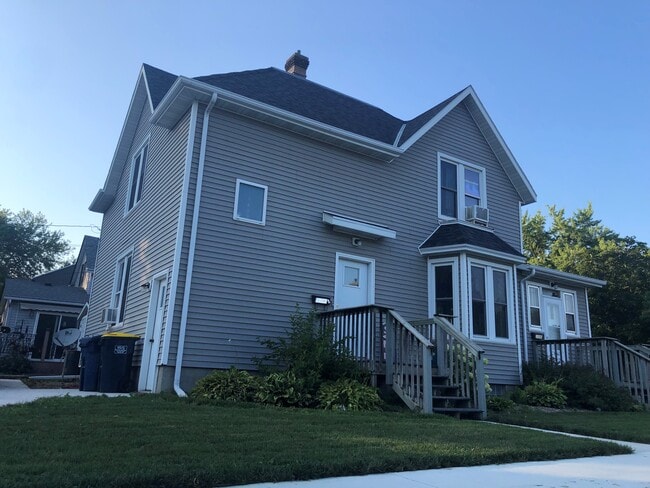 Building Photo - 1100 Center St.