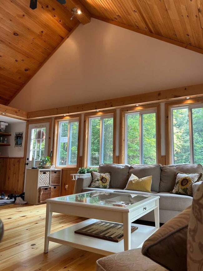Building Photo - 33 Chem. du Lac-Clark