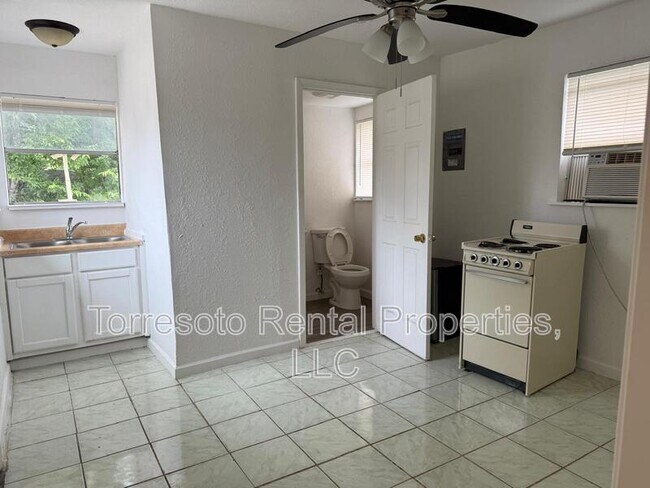 Building Photo - 1334 W Lullwood Ave