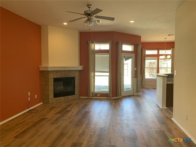 Foto del edificio - 2708 Butterfly Dr