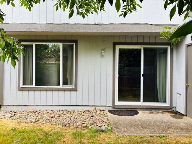 Foto del edificio - 933-937 NW Sequoia Ave