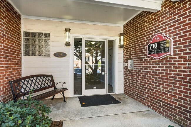 Building Photo - **Applications Pending*** Charming 1-Bed, ...