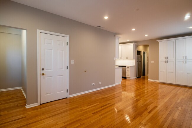 Building Photo - 1063 N Wood St