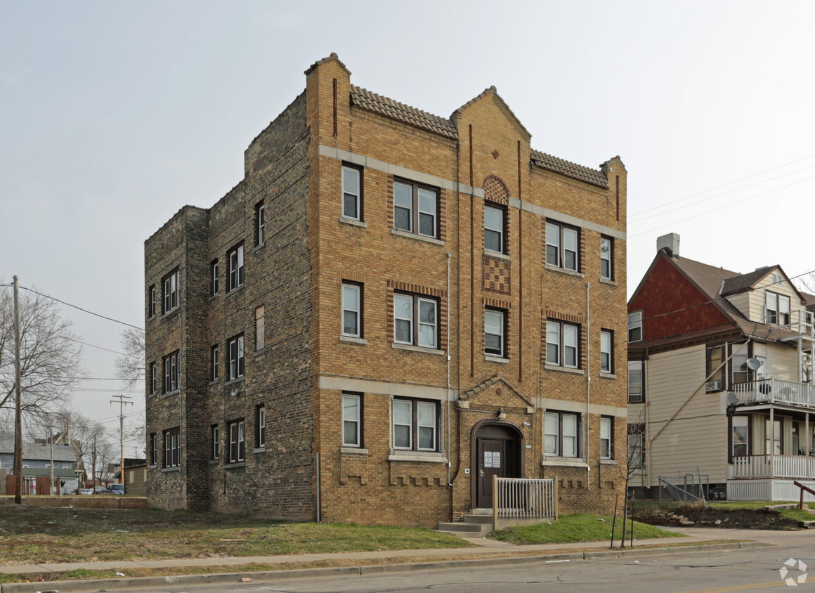 Building Photo - 2726 W Clybourn St