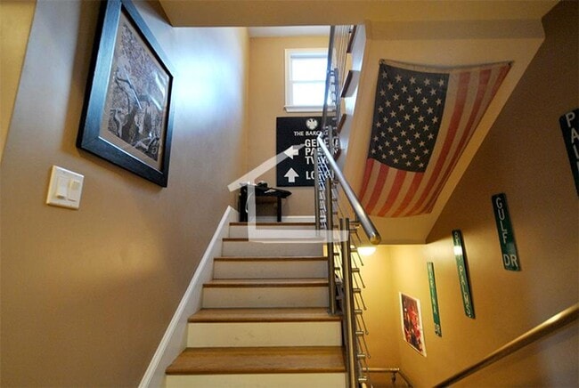 Building Photo - Charming 5 Bedroom