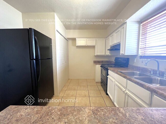 Building Photo - 1904 S Apache Dr