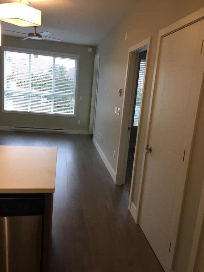 Photo du bâtiment - 1948-1948 N Parallel Rd