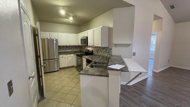 Building Photo - 10539 Villa View Cir
