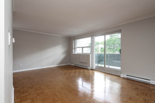 Interior Photo - 365 Eglinton Ave E