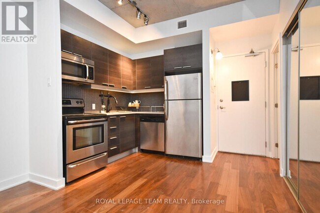 Photo du bâtiment - 354-354 Gladstone Ave