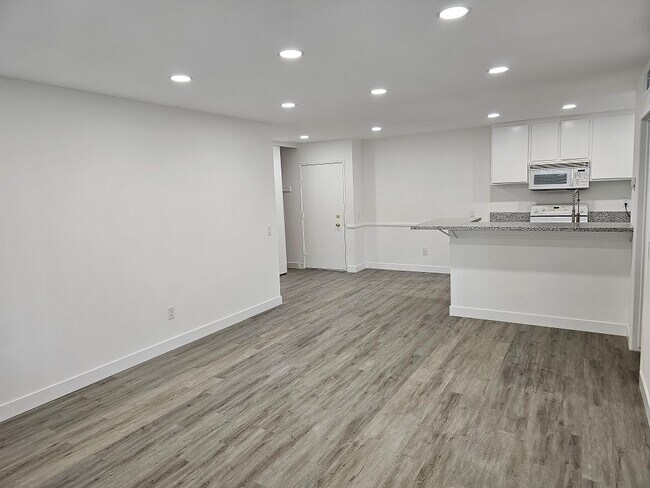 Foto del edificio - 23515 Lyons Ave