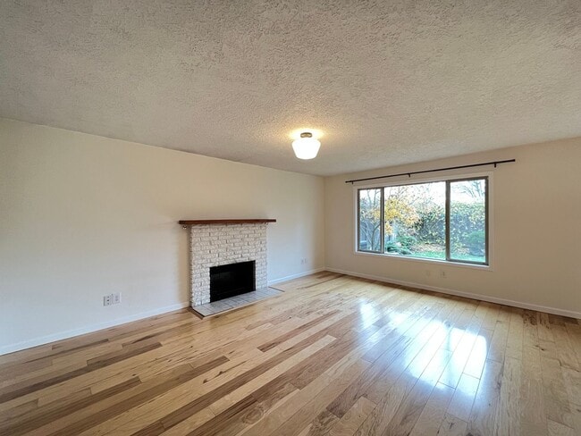 Building Photo - Beautiful Ranch Style House 3 Bed 2 Bath + Bonus Room in North Portland!! Great Backyard, Hardwoo...