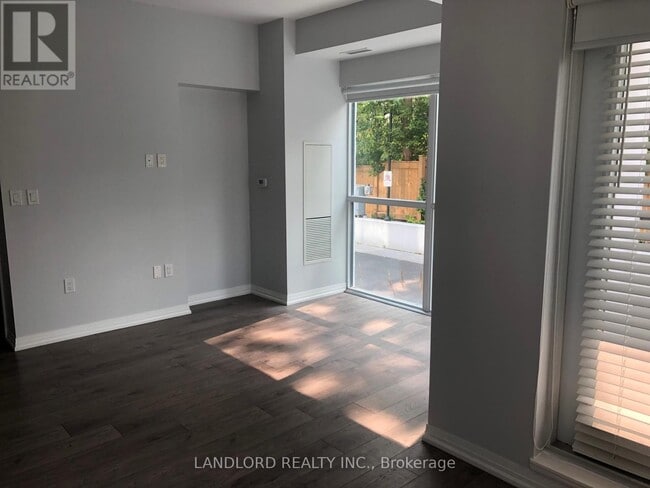 Photo du bâtiment - 741-741 Sheppard Ave W
