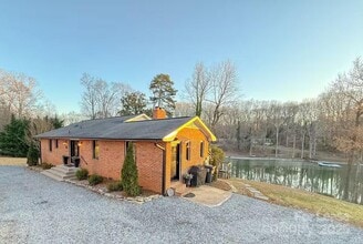 Building Photo - 185 Lake Mist Dr