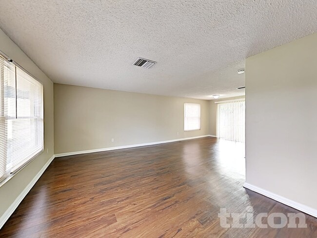 Foto del edificio - 8508 Woodhurst Dr